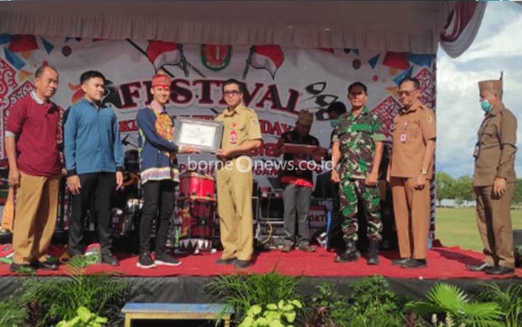 Harapan Asisten I Saat Buka Festival Kreativitas Budaya Anak Tabela Tingkat SLTA di Katingan