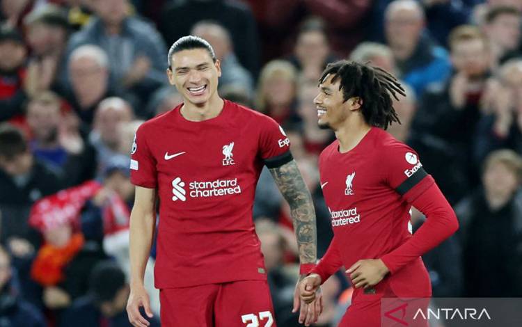 Bek kanan Trent Alexander-Arnold melakukan selebrasi dengan Darwin Nunez (kiri) setelah mencetak gol ke gawang Rangers pada 5 Oktober 2022. ANTARA/Reuters/CARL RECINE