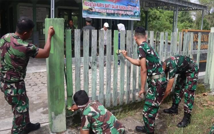 Personel Kodim Kuala Kapuas Karya Bakti Bersihkan Tempat Ibadah