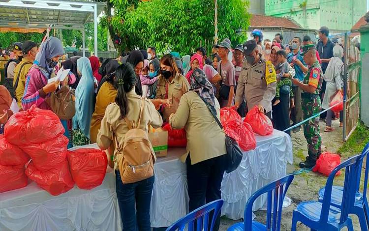 Sempat Berebut, Operasi Pasar Dikawal Anggota Polresta Palangka Raya
