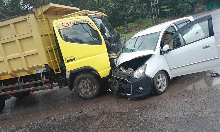 Adu Banteng dengan Truk, Sopir Agya Tewas