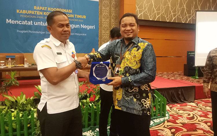 Kepala BPS Kotim, Eddy Surahman saat memberikan cinderamata kepada Kepala Dinas Sosial Kotim, Wiyono dalam Rapat Koordinasi Daerah Pendataan Awal Registrasi Sosial Ekonomi (Regsosek) Kotim, di Aquarius Boutique Hotel Sampit, Rabu, 5 Oktober 2022.