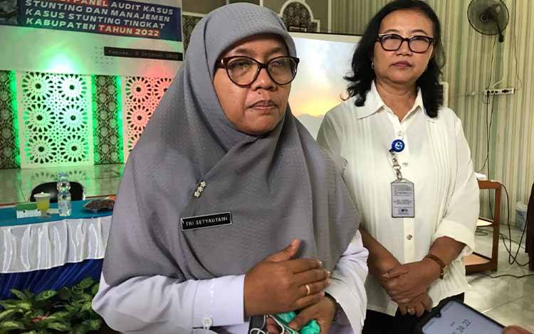 Plt Kepala Dinas P3APPKB Kapuas, dr Tri Setyautami (kiri) seusai kegiatan diskusi panel audit dan nanajemen kasus stunting di Kapuas. (FOTO: DODI)
