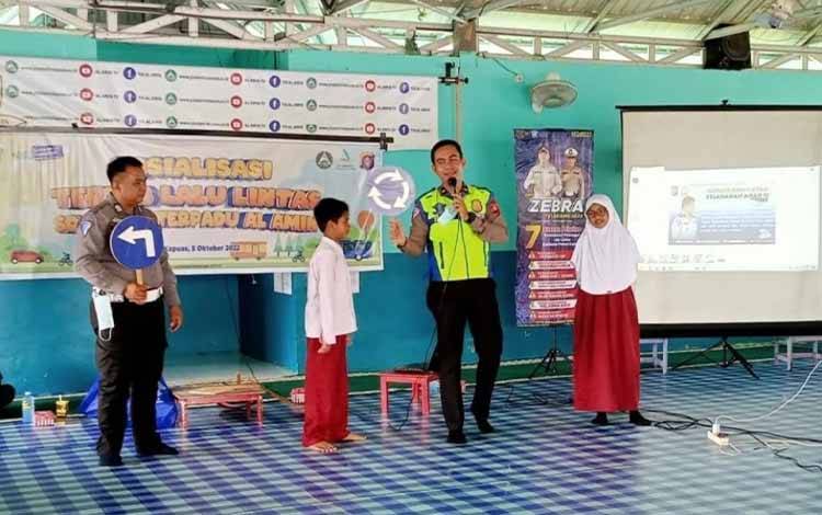 Polisi Ajak Murid SD Patuhi Aturan Lalu Lintas Sejak Dini