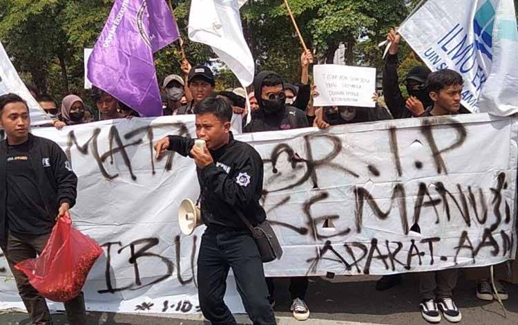 Ratusan Mahasiswa Gelar Aksi Tuntut Kapolda Jatim Dicopot