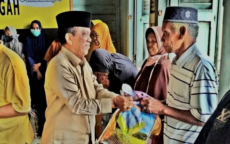 Peduli Banjir di Kobar, Waket I DPRD Kalteng Salurkan Bantuan