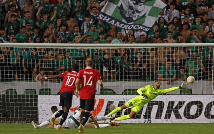 Striker Manchester United Marcus Rashford (kiri) mencetak gol dalam laga Grup E Liga Europa antara Omonia Nicosia dan Manchester United di Stadion GSP di Nicosia, Siprus, pada 6 Oktober 2022. (AFP/KHALED DESOUKI)
