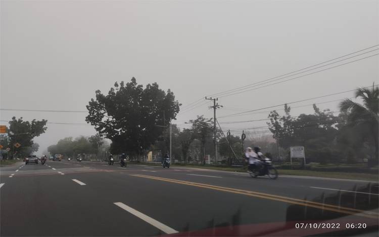Kota Palangka Raya berkabut di pagi hari Jumat, 7 Oktober 2022. (FOTO: TESTI PRISCILLA)