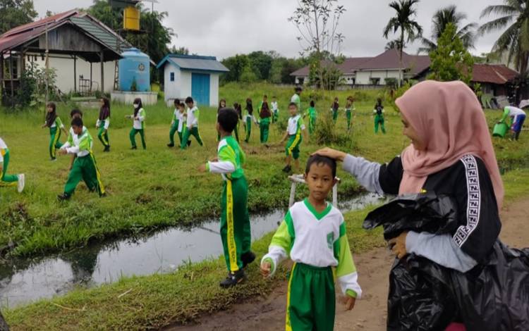 Puluhan Pelajar Ikut Pungut Sampah Dukung Adipura Palangka Raya