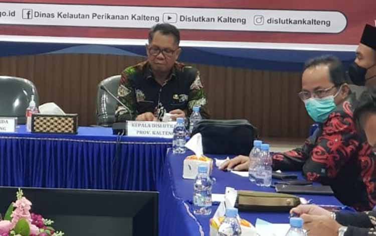 Kepala Dislutkan Kalteng, Darliansjah (kiri) saat Rakor Sinergi Program Lingkup Kelautan dan Perikanan 2023 di Aula Dislutkan Kalteng. (FOTO: ISTIMEWA)