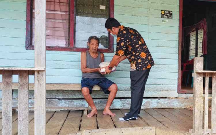 Satres Narkoba Polres Gumas Berbagi Sembako di Desa Batu Nyapau