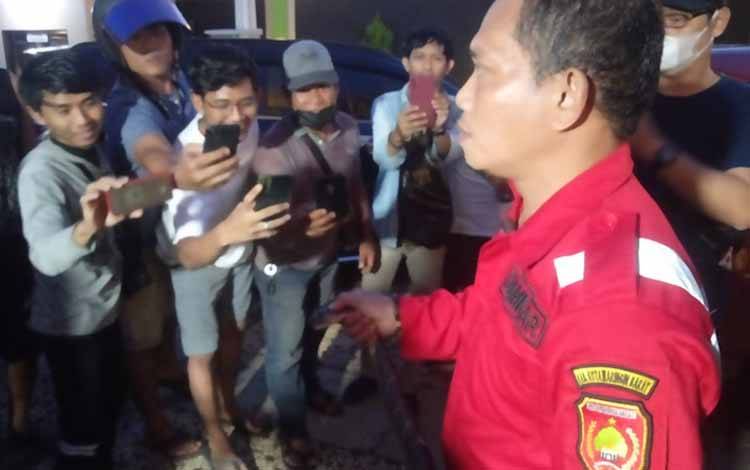 Evakuasi King Kobra Masuk Dalam Kap Mobil Tamu Hotel Jadi Tontonan Warga