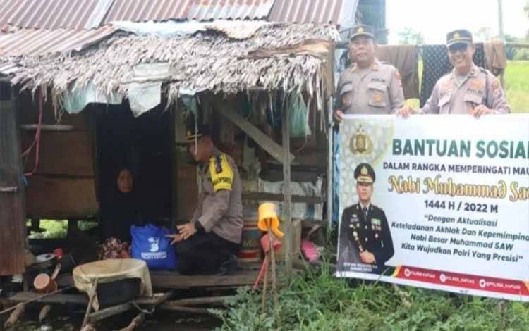 Momen Peringatan Maulid Nabi Muhammad SAW, Polres Kapuas Beri Bantuan Sembako ke Warga