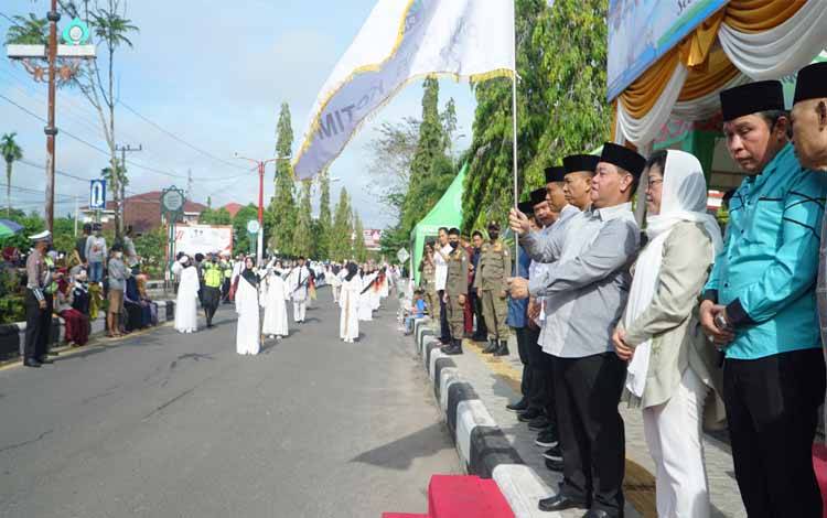 Cetuskan Pawai Maulid Nabi, Bupati Kotim Berikan Bantuan Kepada Ibu-Ibu Majelis Talim