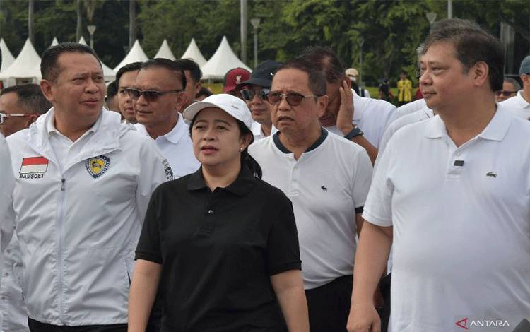 Ketua Dewan Pengurus Pusat (DPP) Bidang Politik dan Keamanan PDI Perjuangan Puan Maharani (tengah) bersama Ketua Umum Partai Golongan Karya AIrlangga Hartarto (kanan) dan Wakil Ketua Umum Golkar Bambang Soesatyo (kiri) berbincang saat jalan santai, di Monas, Jakarta, Sabtu (8/10/2022). Kegiatan jalan santai tersebut merupakan silaturahmi dan konsolidasi politik menjelang pemilu 2024. ANTARA FOTO/Fakhri Hermansyah/hp