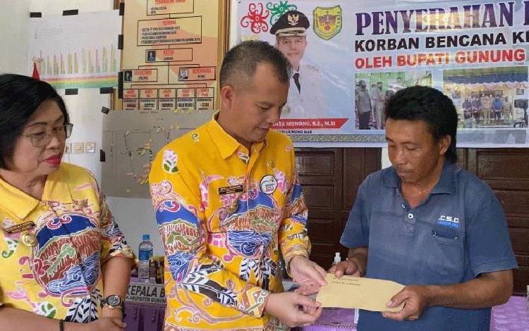Bupati Gunung Mas Serahkan Santunan kepada Ahli Waris Korban Sambaran Petir