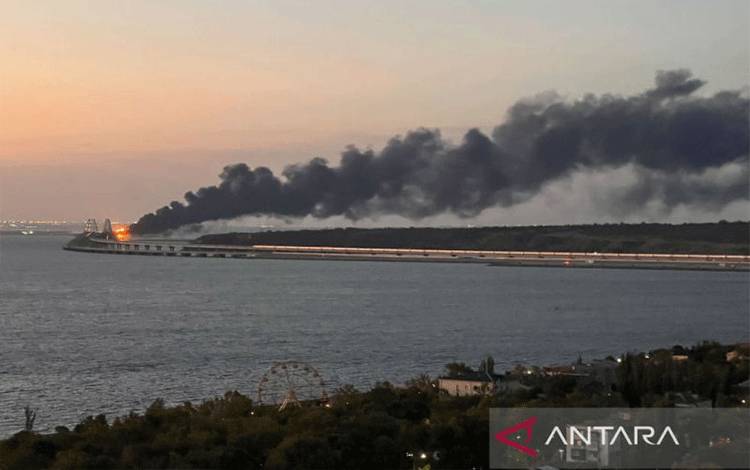 Arsip - Jembatan Kerch yang terbakar terlihat saat matahari terbit di Selat Kerch, Krimea, 8 Oktober 2022. (ANTARA/REUTERS/Stringer/as)