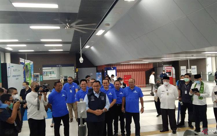 Gubernur DKI Jakarta Anies Baswedan (tengah) ketika mencoba fitur baru pembayaran tiket berbasis pengenalan wajah di Stasiun MRT ASEAN, Jakarta, Jumat (8/10/2022). ANTARA/Dewa Ketut Sudiarta Wiguna