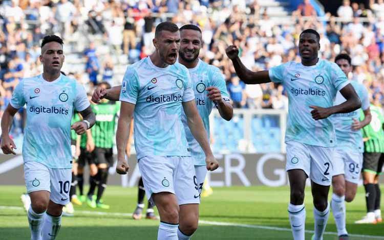 Penyerang Inter Milan Edin Dzeko (kedua kiri) melakukan selebrasi seusai mencetak gol ke gawang Sassuolo dalam lanjutan Liga Italia di Stadion Mapei, Reggio-Emilia, Italia, Sabtu (8/10/2022). ANTARA/AFP/TIZIANA FABI