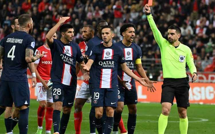 Bek Paris Saint-Germain Sergio Ramos (kiri) diganjar kartu merah oleh wasit Pierre Gaillouste (kanan) dalam pertandingan Liga Prancis antara Stade de Reims dan Paris Saint-Germain di Stade Auguste-Delaune di Reims, Prancis, pada 8 Oktober 2022. (AFP/DENIS CHARLET)