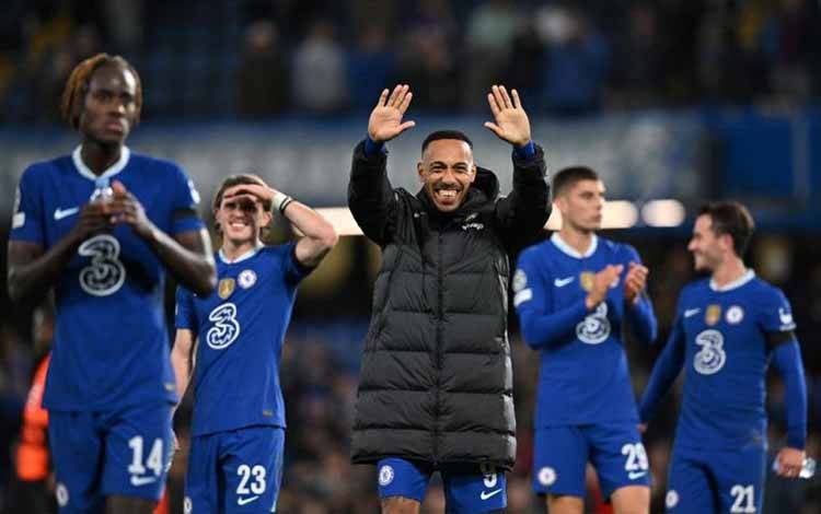 Foto arsip - Para pemain Chelsea membuat penghormatan kepada penonton pada akhir laga Grup E Liga Champions antara Chelsea dan AC Milan di Stamford Bridge di London pada 5 Oktober 2022. Chelsea menang 3-0. Tiga hari kemudian AC Milan juga menang 3-0 dalam pertandingan Liga Inggris melawan Wolverhampton Wanderers. (Photo by Glyn KIRK / AFP) (AFP/GLYN KIRK)