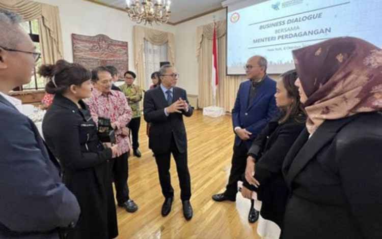 Menteri Perdagangan Zulkifli Hasan saat bertemu Diaspora di Amerika Serikat. (ANTARA/ HO Biro Humas Kementerian Perdagangan)