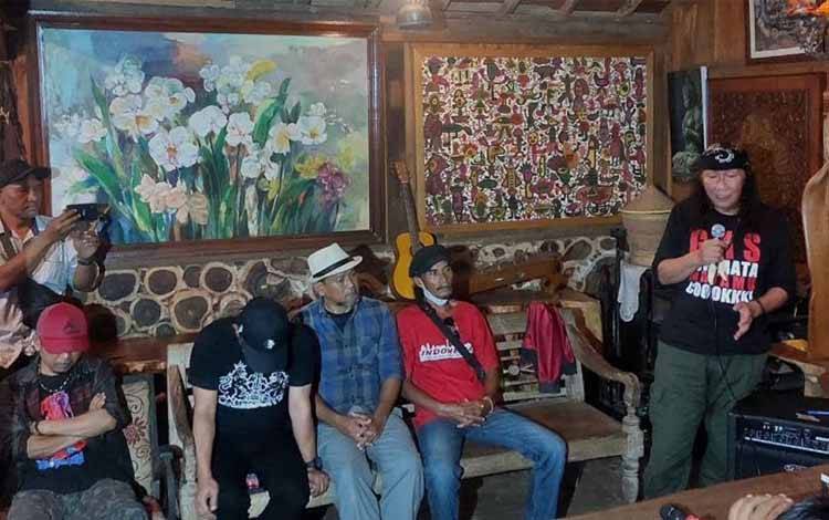 Tokoh Aremania, Anto Baret (kanan) saat memberikan keterangan di Kota Malang, Sabtu (8/10/2022). (ANTARA/HO-Vicky)