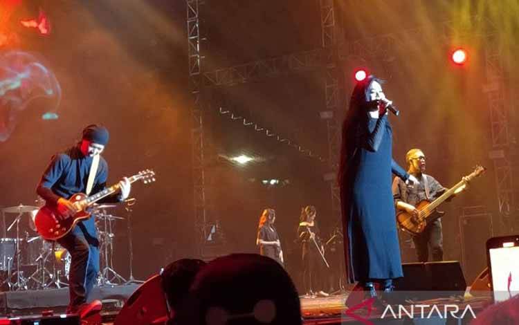 Grup band Cokelat, Erwin (kiri), Kikan (tengah), Ronny (kanan) saat tampil dalam ajang Synchronize Fest 2022 di Kemayoran, Jakarta, Sabtu (8/10/2022) malam. (ANTARA/Maria Cicilia Galuh)