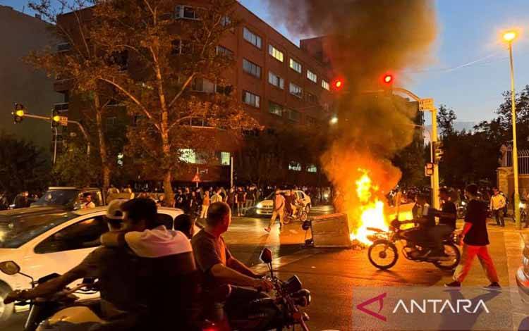 Sebuah sepeda motor polisi terbakar selama protes atas kematian Mahsa Amini, seorang wanita yang meninggal setelah ditangkap oleh polisi susila, di Teheran, Iran, 19 September 2022. (ANTARA/West Asia News Agency via Reuters/as)