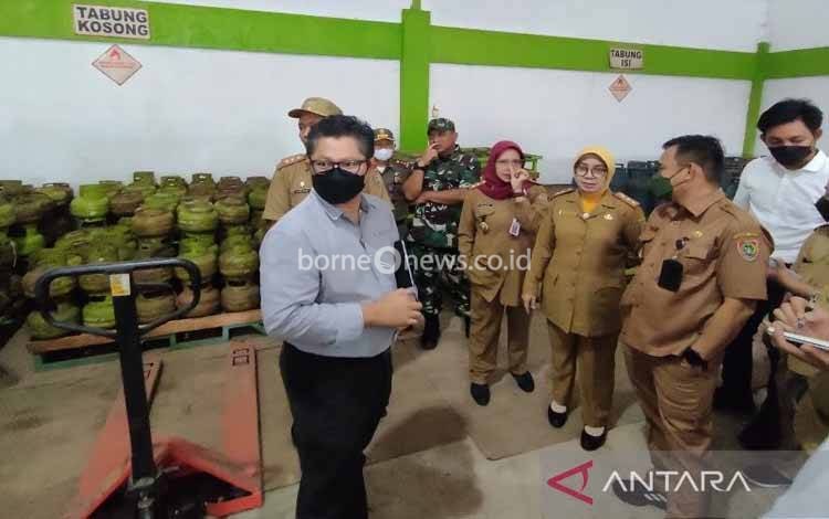 Peninjauan agen elpiji di Palangka Raya, Senin, (10/10/2022). (ANTARA/Muhammad Arif Hidayat)