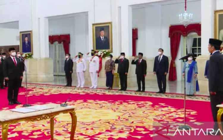 Presiden Joko Widodo melantik Hendrar Prihadi sebagai Kepala LKPP di Istana Negara, Jakarta, Senin (10/10/2022). (ANTARA/Indra Arief)