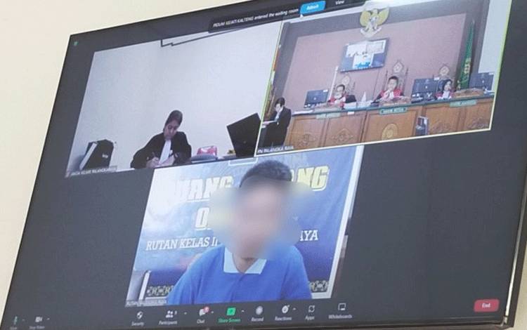 Terdakwa (bawah) menjalani persidangan secara teleconference di Pengadilan Negeri Palangka Raya, Senin, 10 Oktober 2022 (FOTO: APRIANDO)