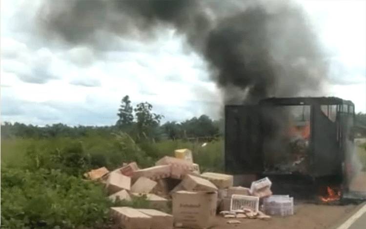Sebuah mobil box mengangkut roti terbakar di Jalan Tjilik Riwut Km 68, Kecamatan Cempaga Hulu, Kotim, Senin, 10 Oktober 2022.?