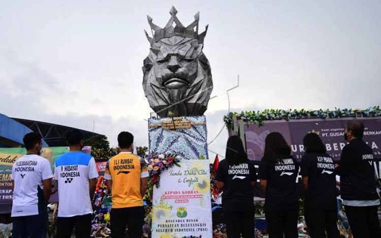 Sejumlah Atlet Bulu Tangkis Tabur Bunga di Stadion Kanjuruhan