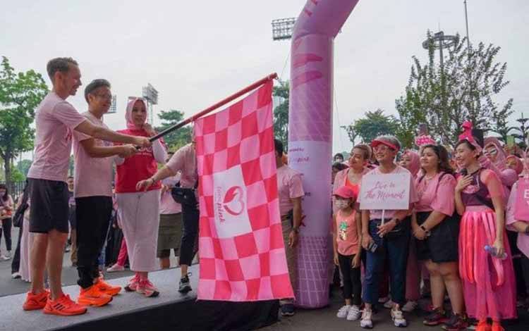 Menteri Kesehatan RI Budi Gunadi Sadikin di acara pinkwalk skrining payudara, di Jakarta, Minggu (9/10/2022). (ANTARA/HO-Kemenkes).