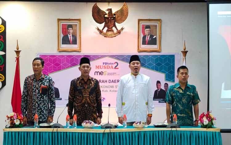 Ketua Umum MES Kalteng Fahrizal Fitri (dua dari kiri), Sekretaris Umum MES Kalteng Heru Hidayat (tiga dari kiri), Ketua Umum MES Kotim Periode 2018-2021 Suprianto (kiri) dan Sekretaris Umum MES Kotim Periode 2018-2021 Tasrifinoor (kanan) saat pembukaan Musda II MES Kotim, di Kantor Bupati Kotim, Selasa 11 Oktober 2022. (HMS MES KALTEN