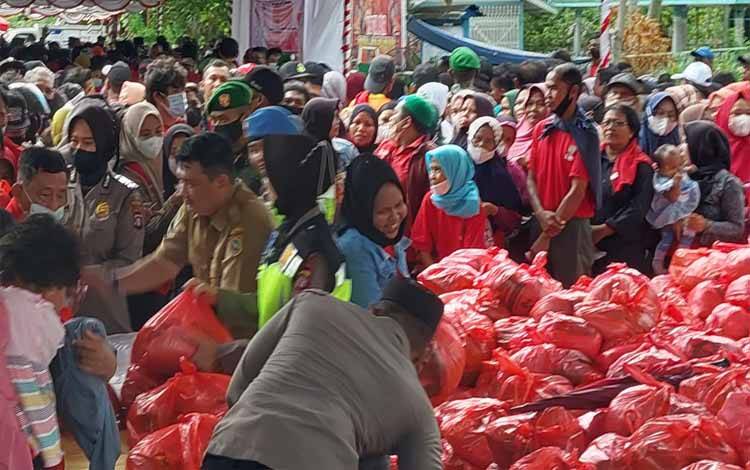 Antusiasnya Warga Datangi Pasar Penyeimbang di Kuala Kapuas