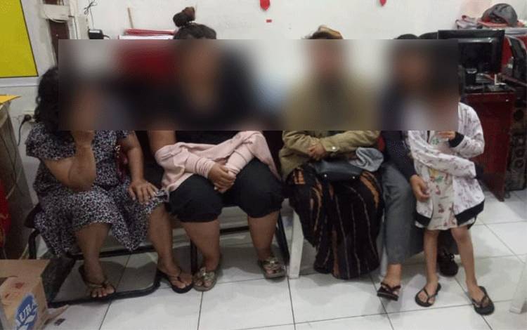 Sejumlah IRT yang diringkus polisi karena bermain judi domino.