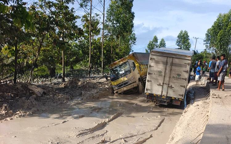 Segera Timbun Kubangan Lumpur Jalan Pangkalan Bun-Kolam