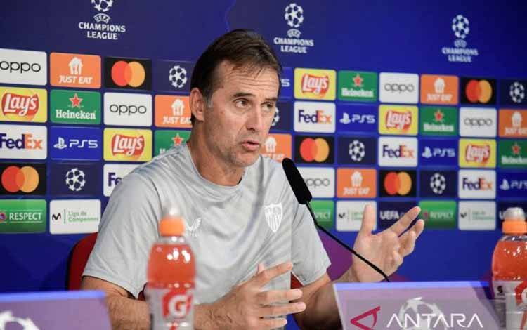 Julen Lopetegui dalam jumpa pers di Sevilla pada 5 September 2022 menjelang pertandingan Liga Champions melawan Manchester City. (Photo by CRISTINA QUICLER / AFP) (AFP/CRISTINA QUICLER)