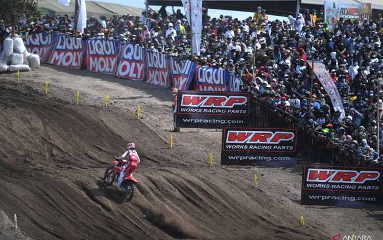 Pembalap tim HRC asal Slovenia Tim Gajser memacu motornya saat balapan pada seri ke-12 kejuaraan dunia motocross MXGP Samota 2022 di Rocket Motor Circuit, Sumbawa, NTB, Minggu (26/6/2022). ANTARA FOTO/Hafidz Mubarak
