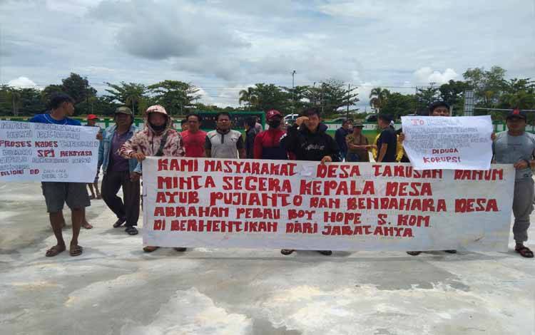 Puluhan warga Desa Tarusan Danum, Kecamatan Tewang Sanggalang Garing melakukan aksi damai di Kantor Kejari Katingan untuk menyampaikan beberapa tuntutan terkait dugaan korupsi dana desa oleh kepala desa dan bendahara desa, Rabu, 12 Oktober 2022