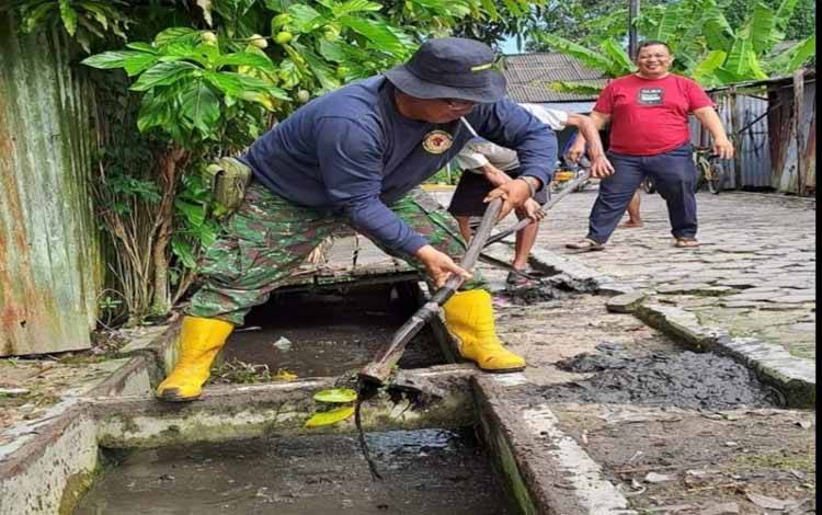 Sumbatan Drainase Dalam Kota Dikeruk untuk Minimalisasi Banjir