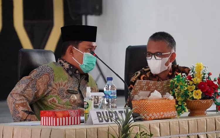 Bupati Lamandau Hendra Lesmana berbincang dengan Sekda saat rapat koordinasi di tingkat internal. (FOTO : HENDI NURFALAH)