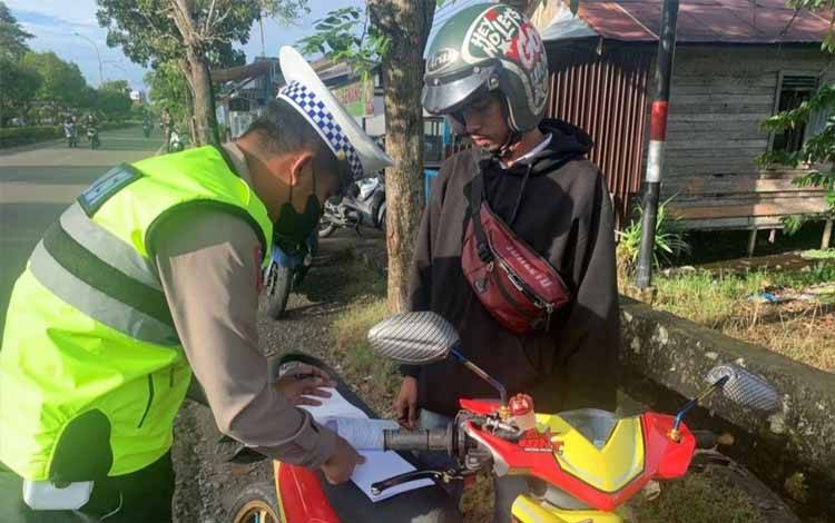 Satlantas Polres Kapuas Terapkan Pola Hunting Sistem saat Operasi Zebra Telabang 2022