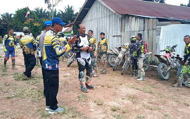 Kapolda Kalteng Irjen?Nanang Avianto trabas ke Lamandau, petakan daerah rawan Karhutla hingga tanam cabe sebagai upaya menekan laju inflasi. (FOTO : HENDI NURFALAH)