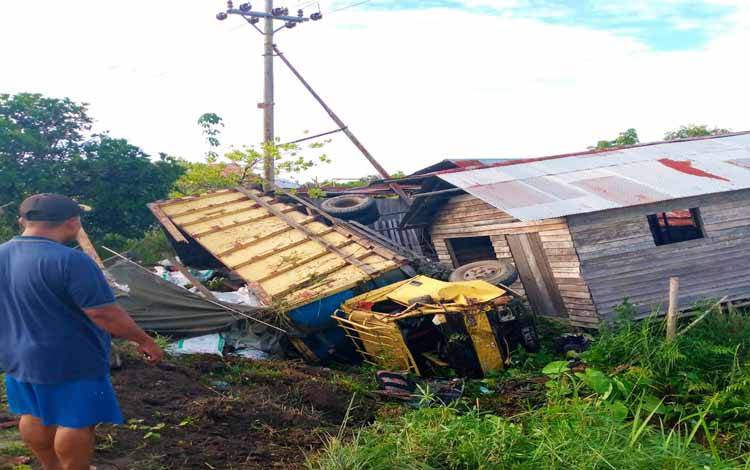Truk Muatan Pupuk Terperosok ke Parit Jalan Mahir Mahar