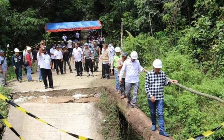 Bupati Barito Utara Tinjau Jembatan Penghubung Desa Malawaken - Lahei I yang Ambruk