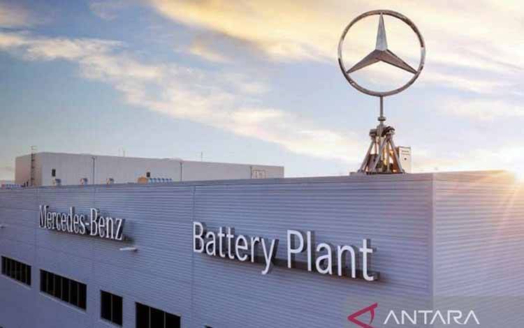Logo Mercedes terlihat pada mobil Mercedes E300e EV di Bangkok International Motor Show di Bangkok, Thailand, 30 Maret 2022. (ANTARA/REUTERS/Soe Zeya Tun)