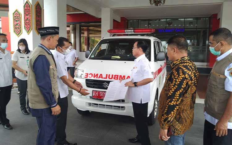 Bupati Katingan Serahkan Mobil Ambulance untuk Pengurus Masjid Syuhada Samba Danum